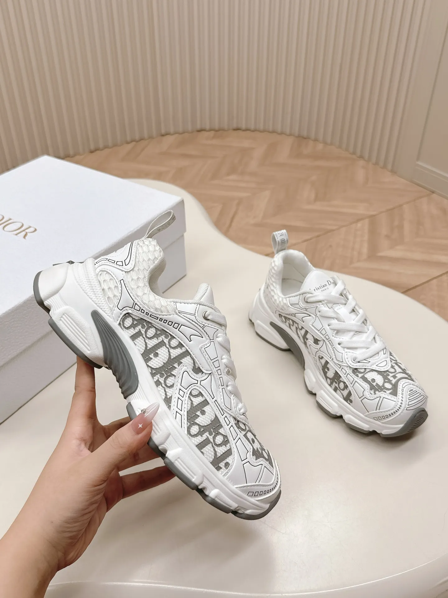 👟👟Ex-factory price 620👟👟 Hot item, star model 2024 main hot item, the newly released Dior Chrono new casual sports shoes, running shoes, dad shoes are really cool, full of futuristic feeling! Really cool! Once again interpreting Dior's concept of cool fashion, the lucky star will bless you with good luck. The new EVA sole is super light and super soft! A perfect replica of the original! Fully matched material and mold! ! 35-40